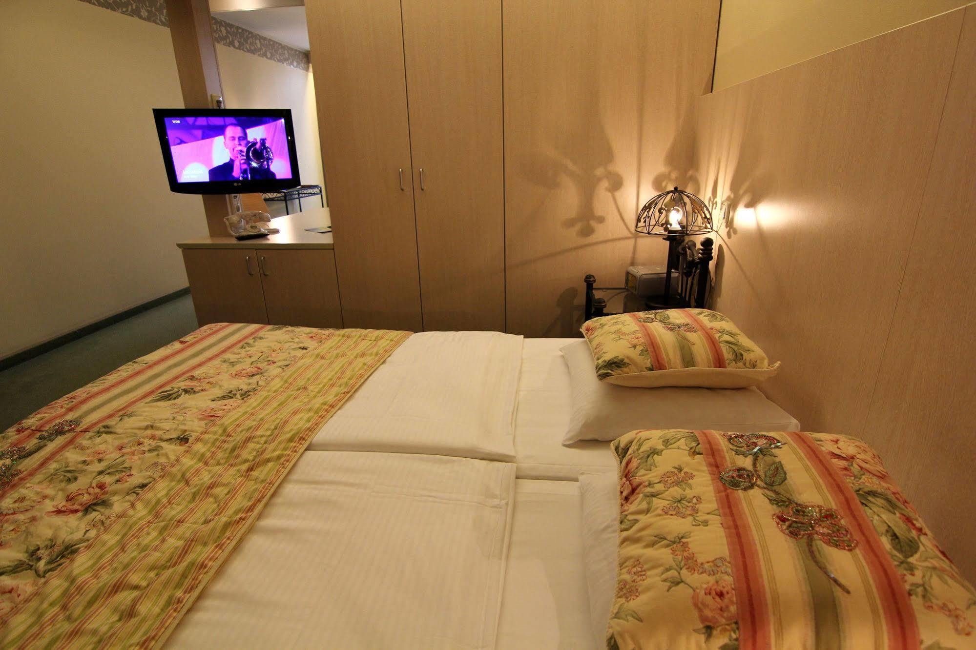 Restaurant Oolderhof Bv Hotel Рурмонд Екстериор снимка